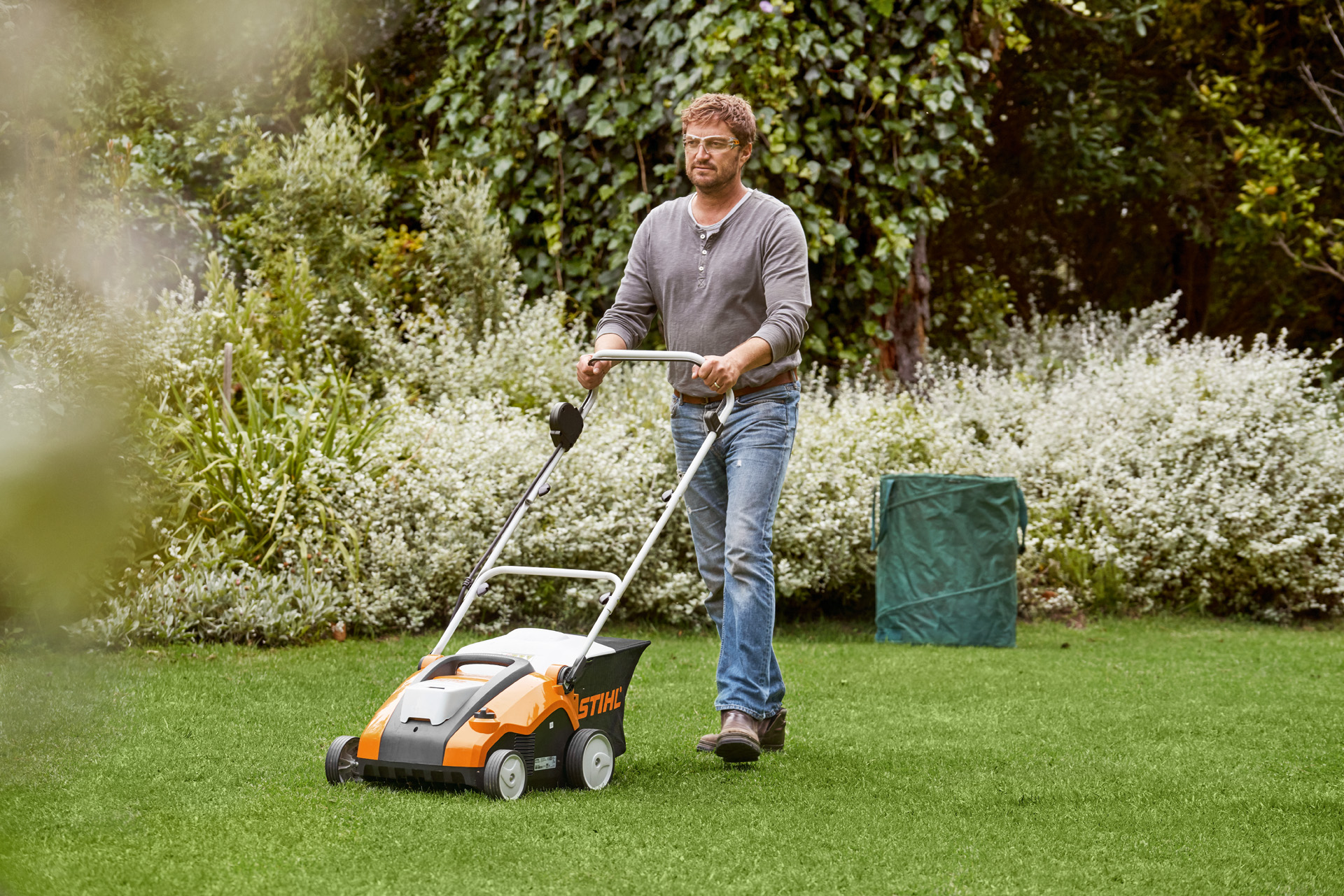 Mężczyzna wertykulujący trawnik wertykulatorem akumulatorowym STIHL RLA 240 