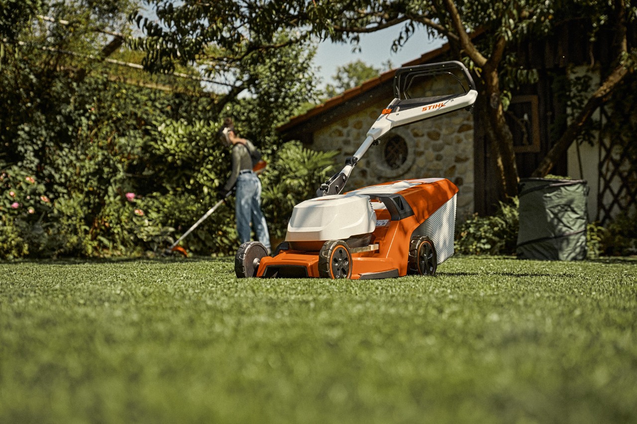 Kobieta kosi trawę kosiarką akumulatorową STIHL