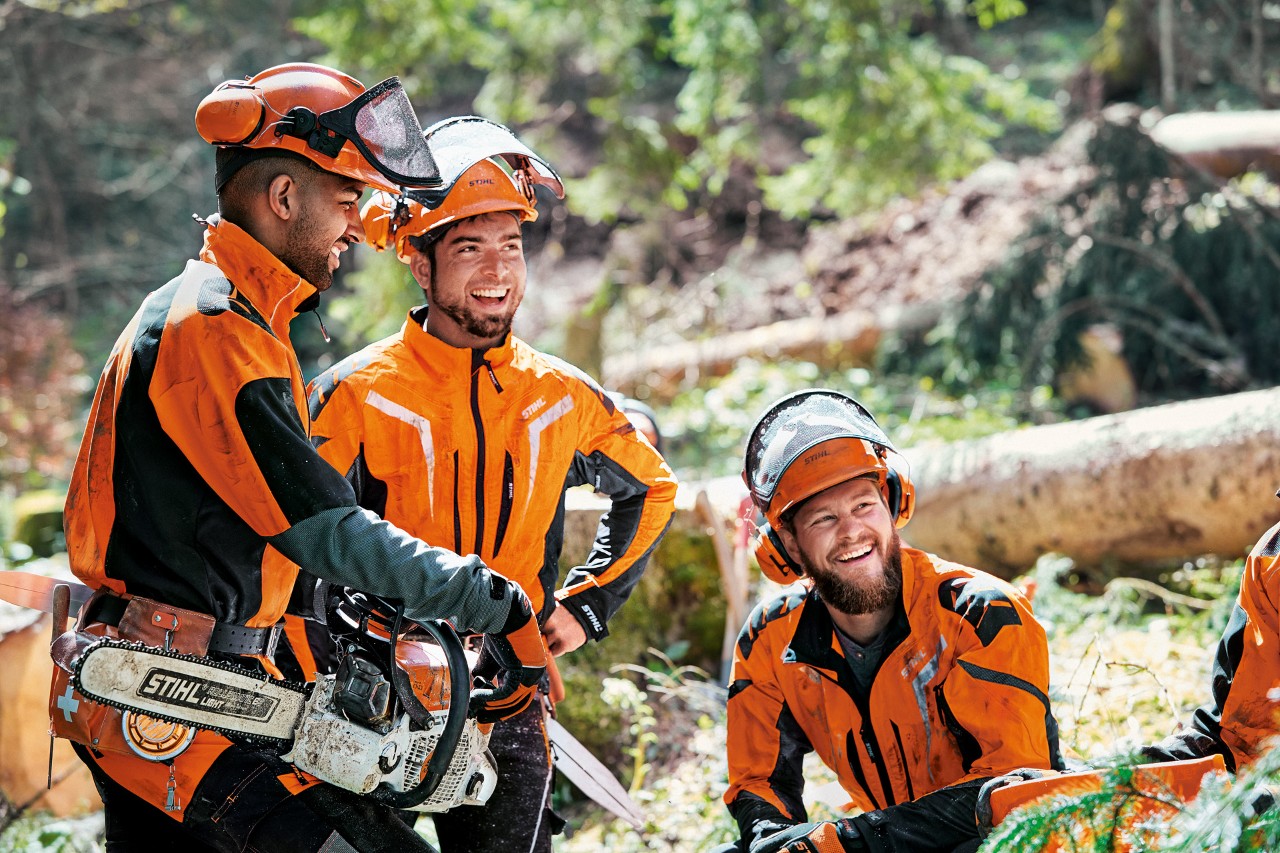 Robotnik leśny w odzieży ochronnej STIHL z STIHL MS 462 w lesie