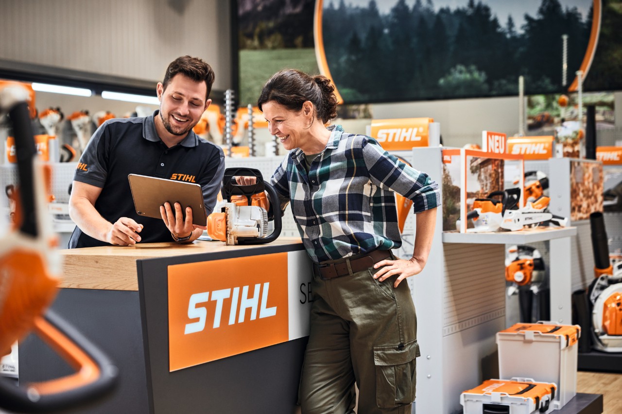 Dyskusja z klientem przy stanowisku serwisowym STIHL