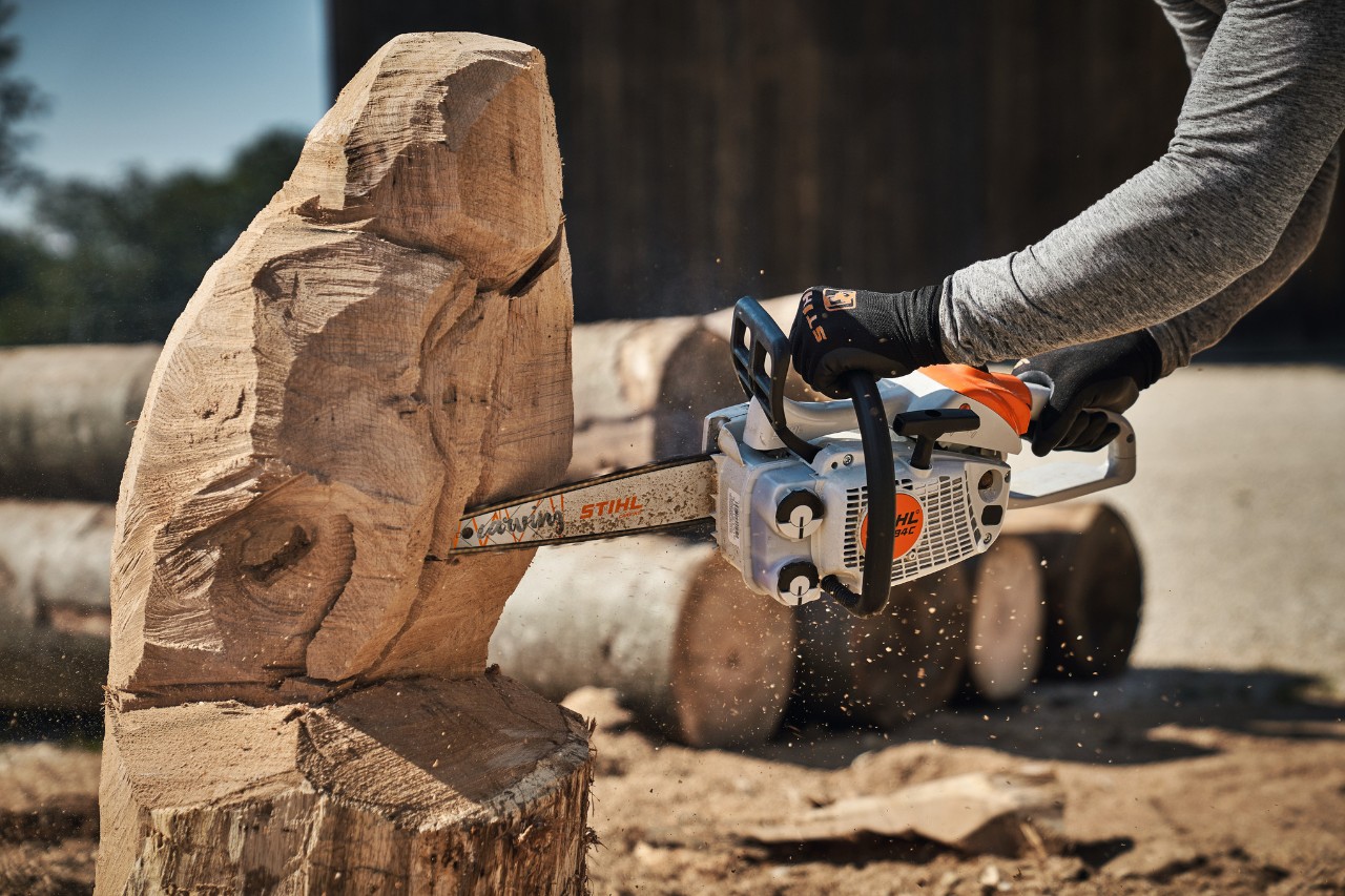 Zbliżenie na pilarkę łańcuchową STIHL używaną do rzeźbienia