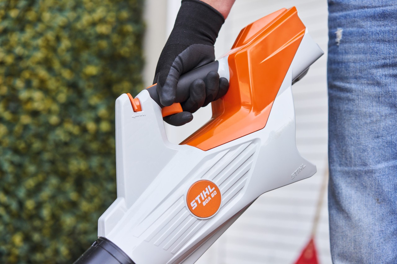 Zbliżenie na dmuchawę STIHL trzymaną w dłoni