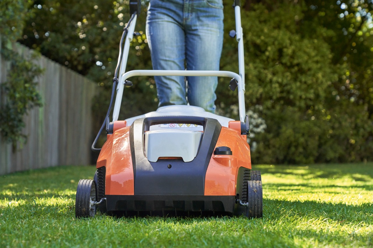 Trawnik jest napowietrzany za pomocą akumulatorowego aeratora do trawnika STIHL RLA 240.