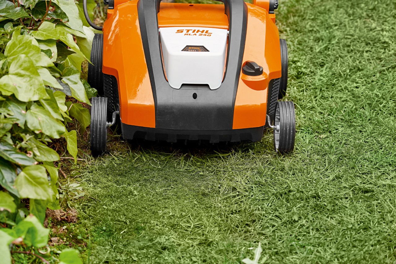 Noże wertykulatora STIHL RLA 240 ustawione na odpowiednią głębokość roboczą do nacinania darni