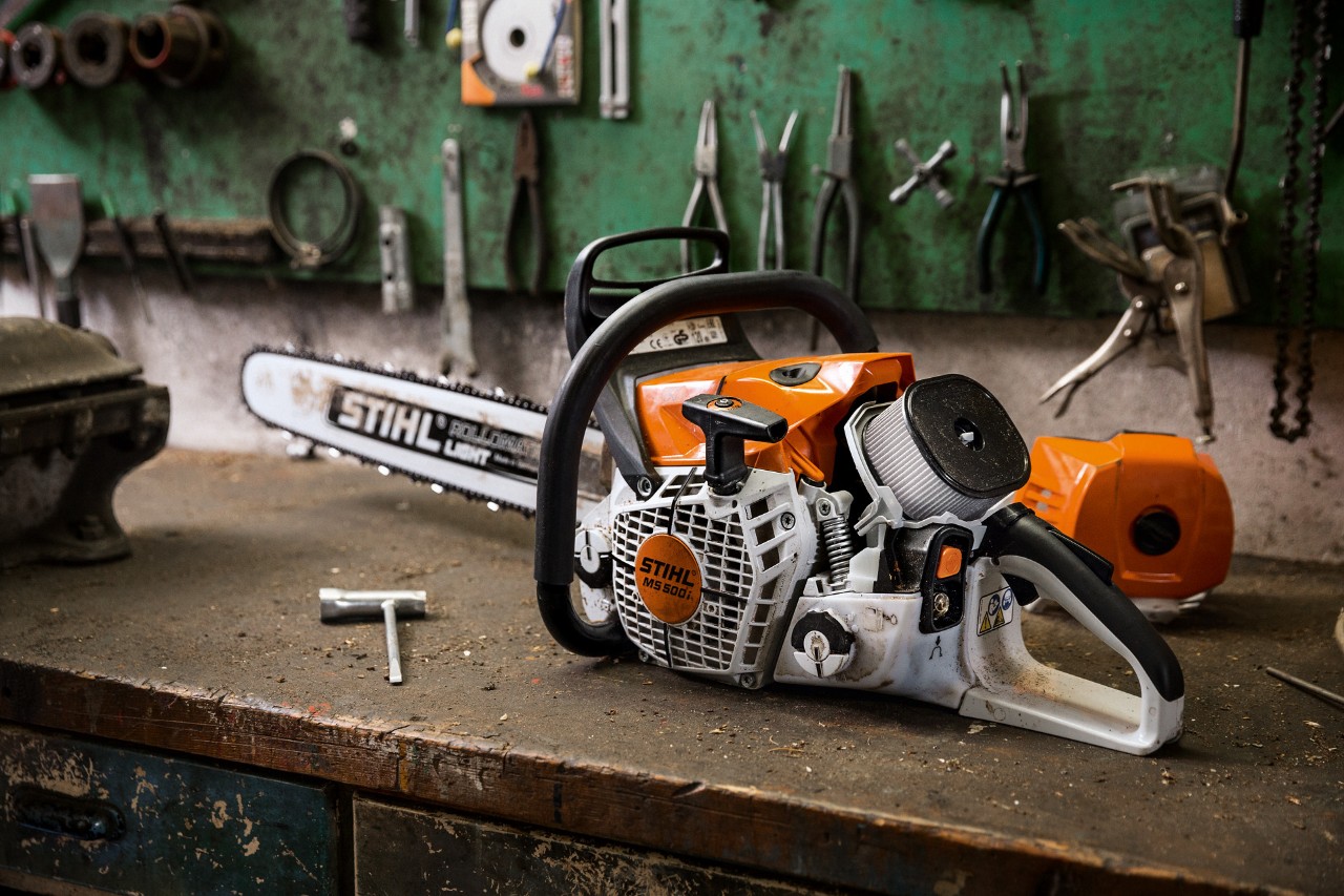 Pilarka łańcuchowa STIHL MS 500¡ W na stole warsztatowym