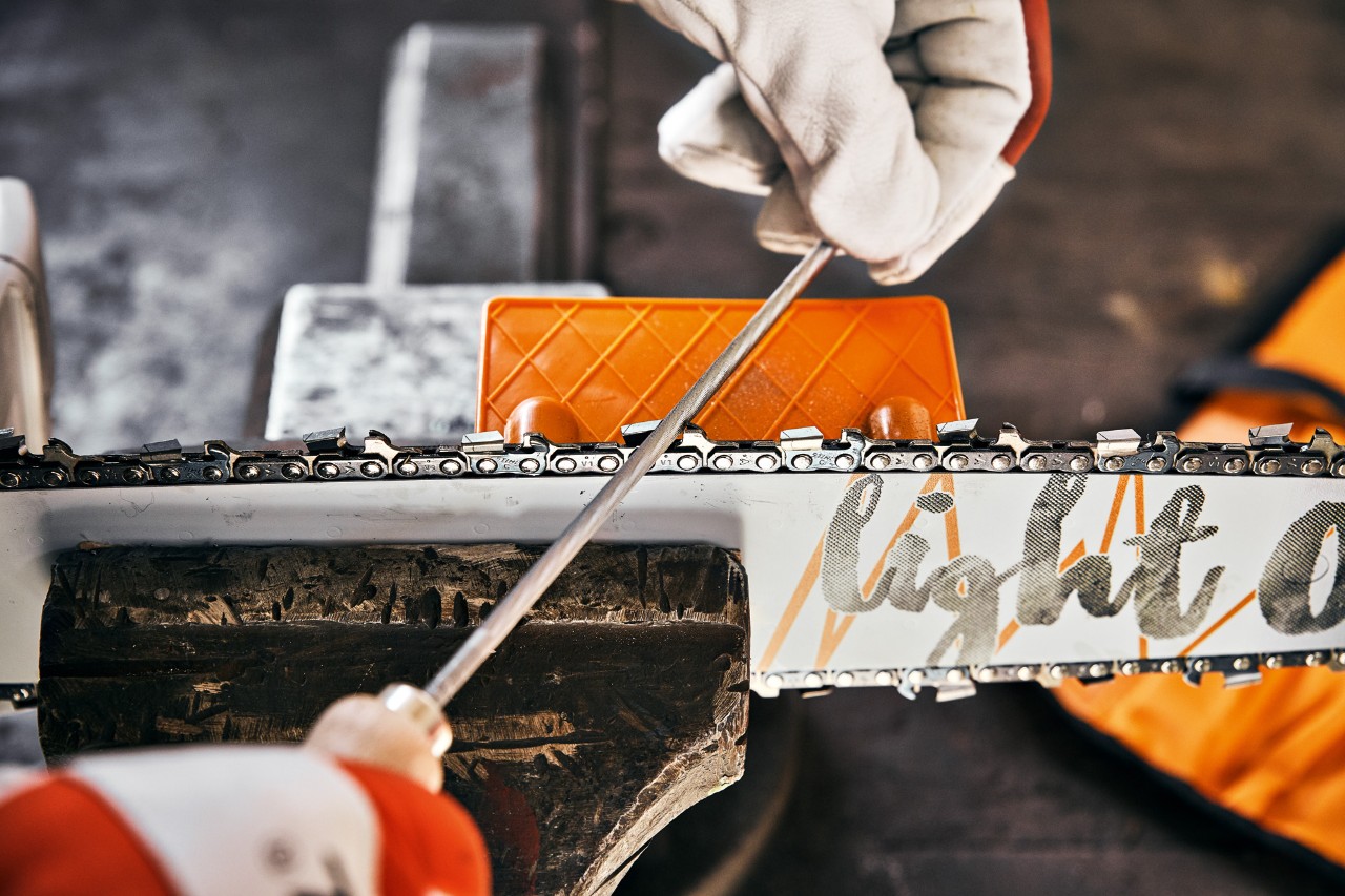 Ostrzenie pilarki łańcuchowej STIHL za pomocą okrągłego pilnika i przymiaru