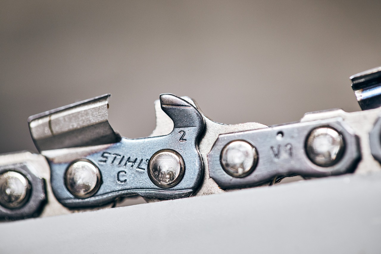 Numer oznaczający podziałkę piły łańcuchowej na ograniczniku głębokości łańcucha