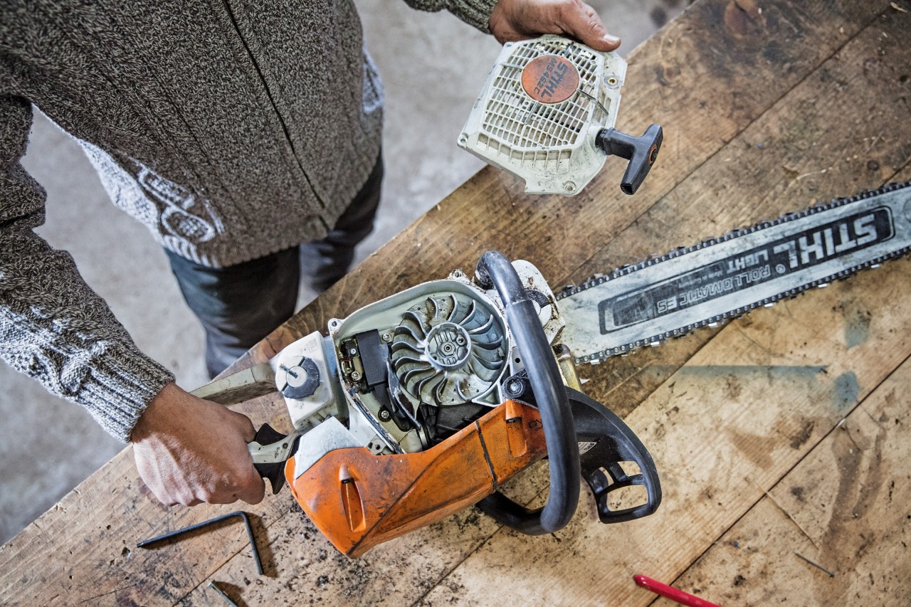 Pilarka spalinowa STIHL MS 462 C-M na stole warsztatowym ze zdjętą osłoną