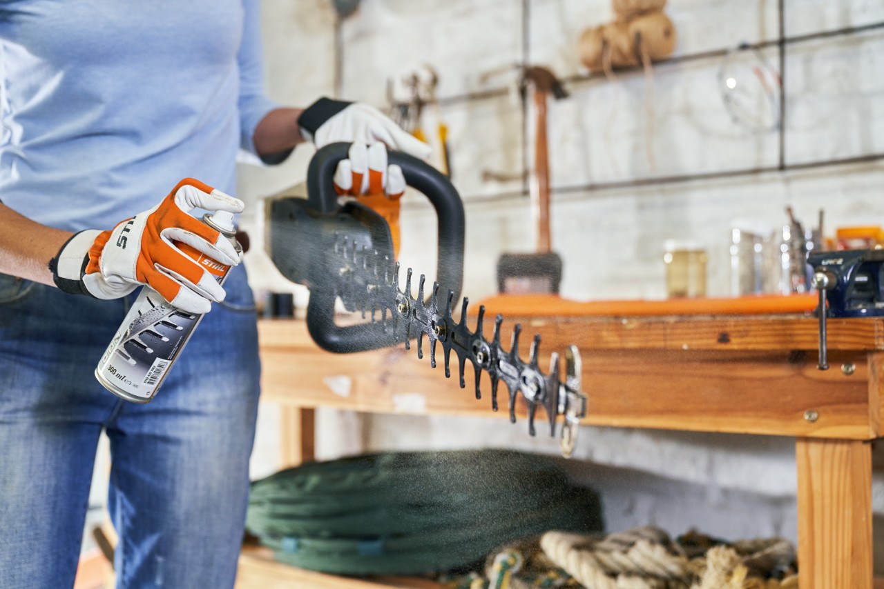 Akumulatorowe nożyce do żywopłotu STIHL HSA 56 konserwowane za pomocą rozpuszczalnika żywicy STIHL Superclean