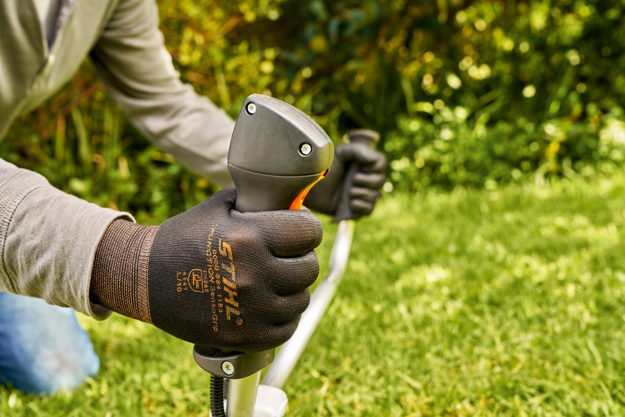 Mężczyzna uruchamia benzynową kosę mechaniczną STIHL FS 91