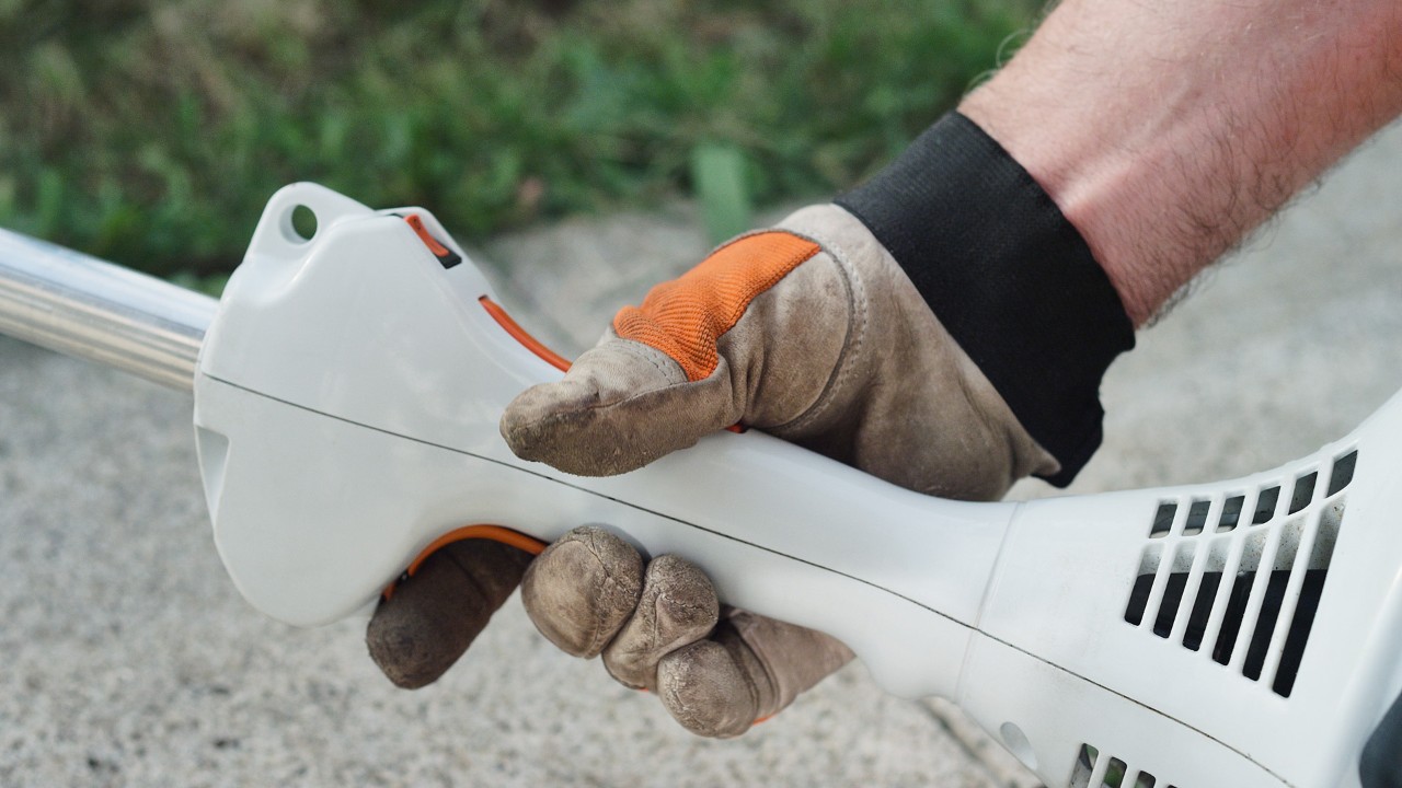 Dźwignia gazu mechanicznej kosy benzynowej STIHL FS 38 zatrzaskuje się