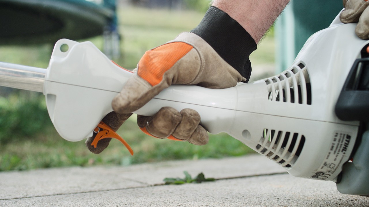 Na benzynowej kosie mechanicznej STIHL FS 38 naciskany jest przycisk gazu