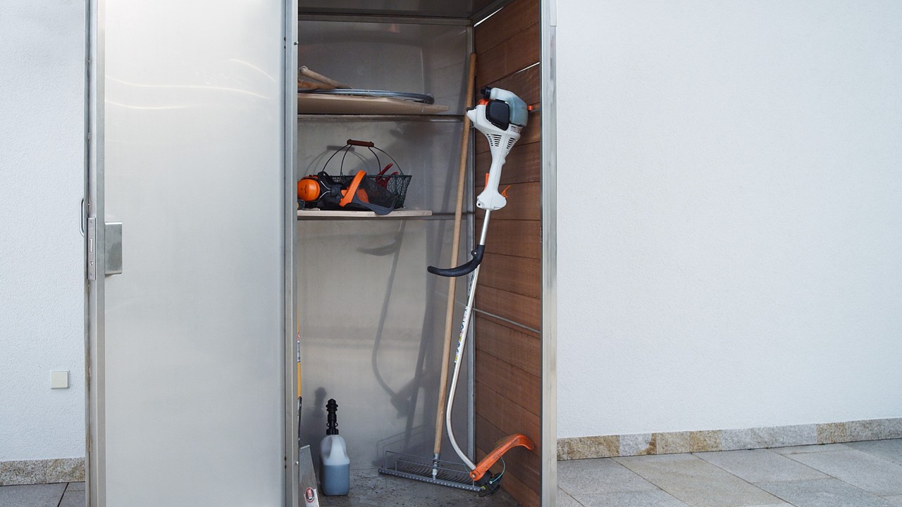 Wyłączona benzynowa kosa mechaniczna STIHL FS 38 stoi w szafie