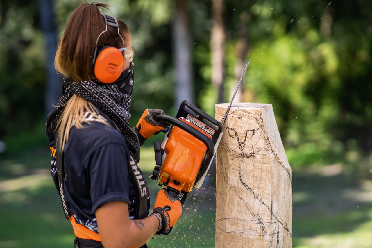 Figurka sowy jest z grubsza wycinana pilarką łańcuchową STIHL z zestawem do carvingu