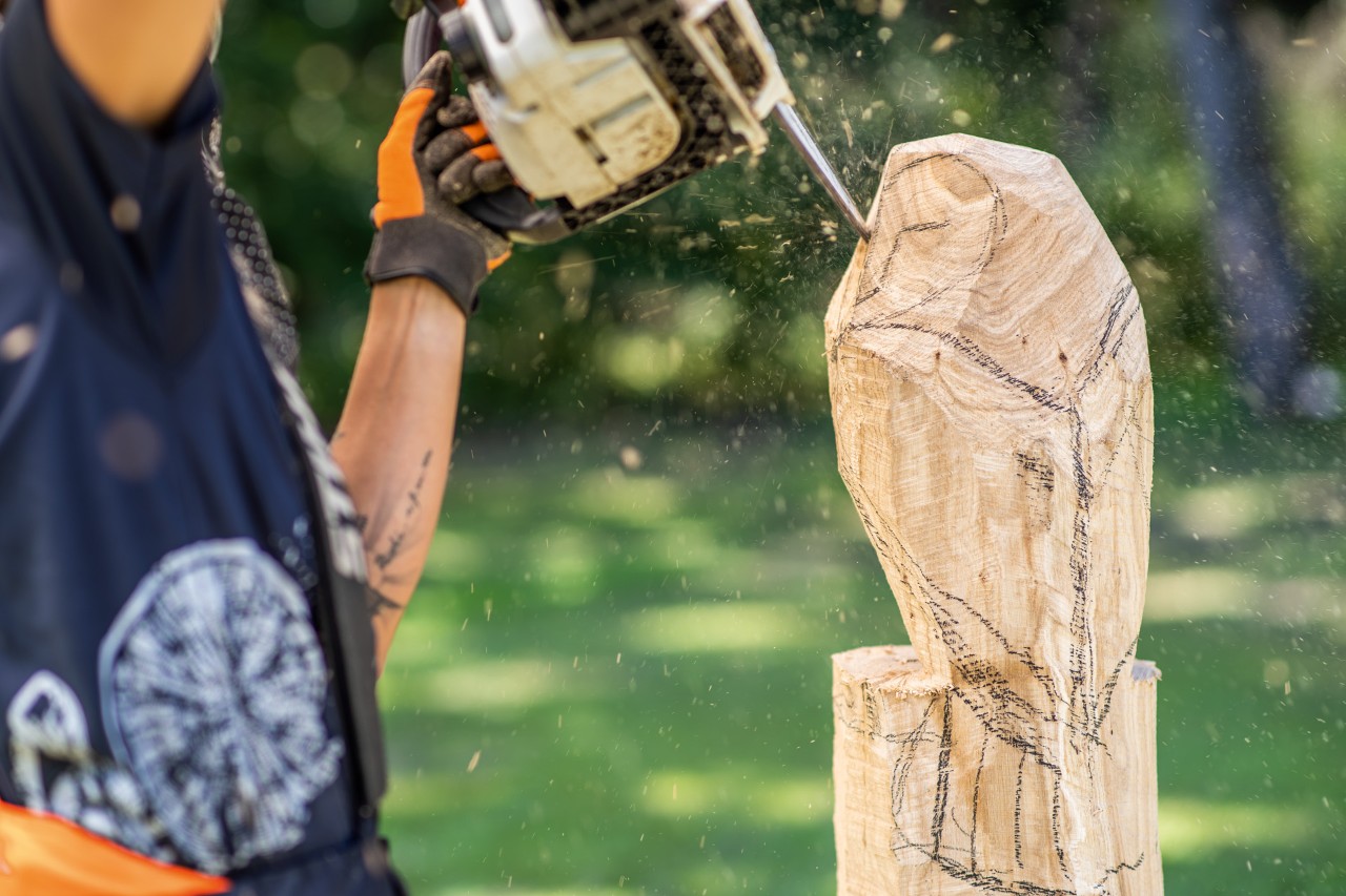 Twarz sowy jest wycinana pilarką łańcuchową STIHL z zestawem do carvingu