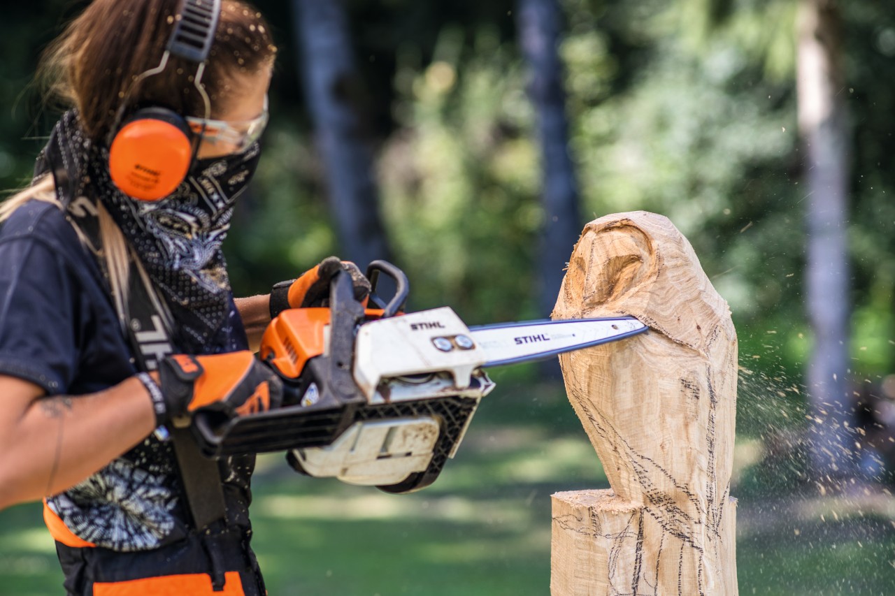 Skrzydła drewnianej sowy definiowane pilarką łańcuchową STIHL z zestawem do carvingu