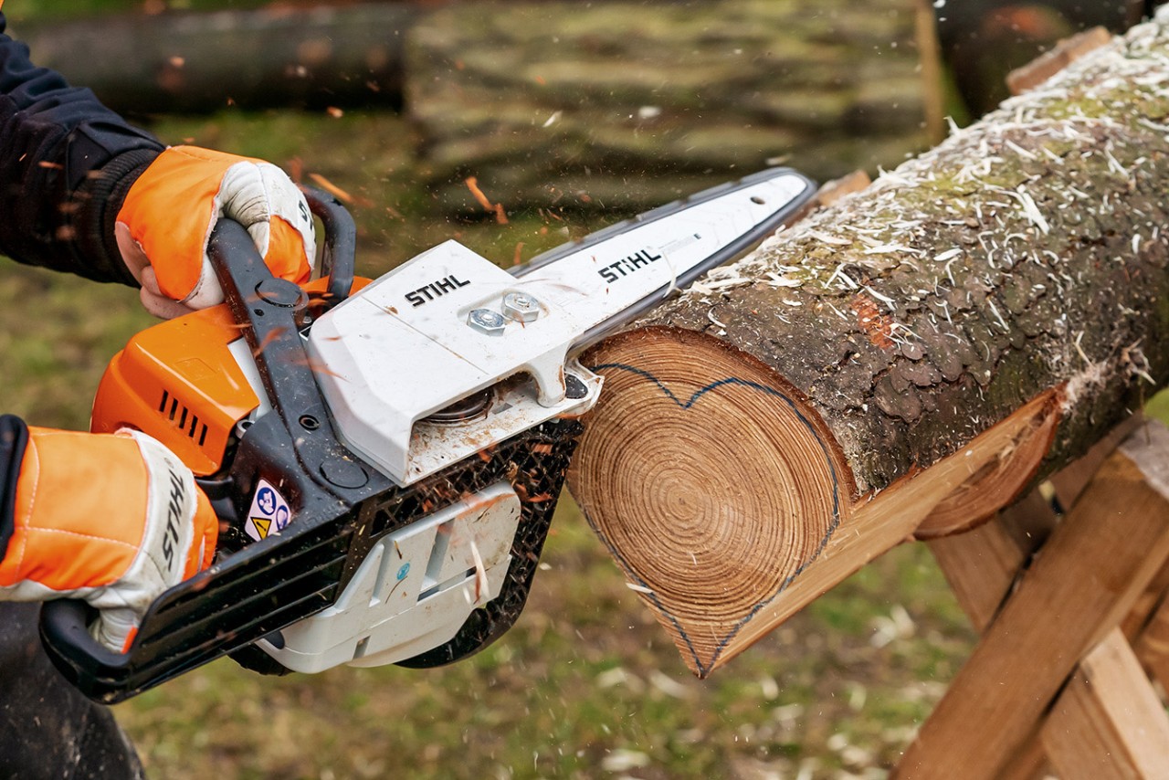 Piłowanie podstawowego kształtu serca za pomocą benzynowej pilarki łańcuchowej STIHL MS 170
