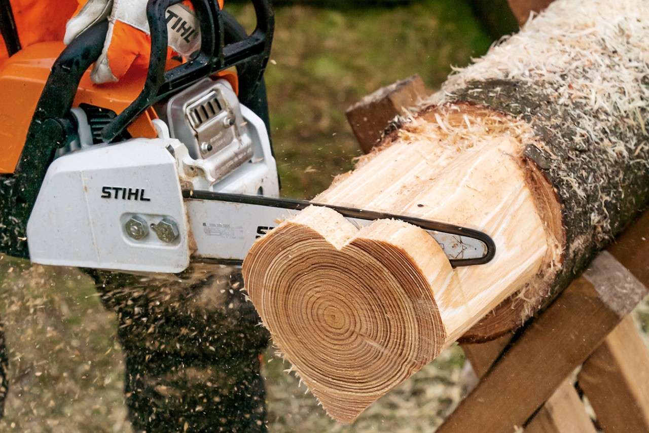 Plastry z pnia w kształcie serca są wycinane za pomocą benzynowej pilarki łańcuchowej STIHL MS 170