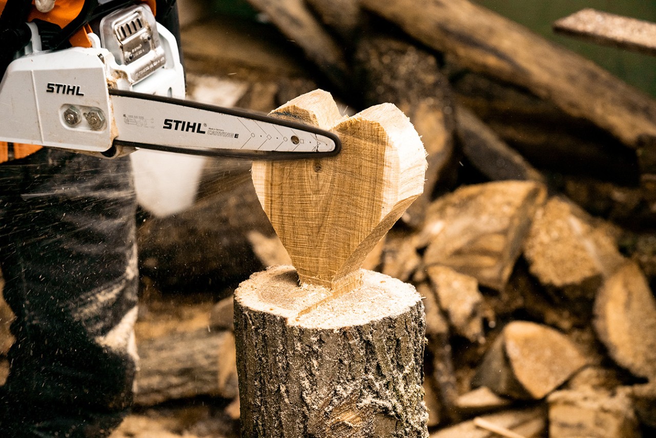 Za pomocą benzynowej pilarki łańcuchowej STIHL MS 170 wygładzane są krawędzie serca