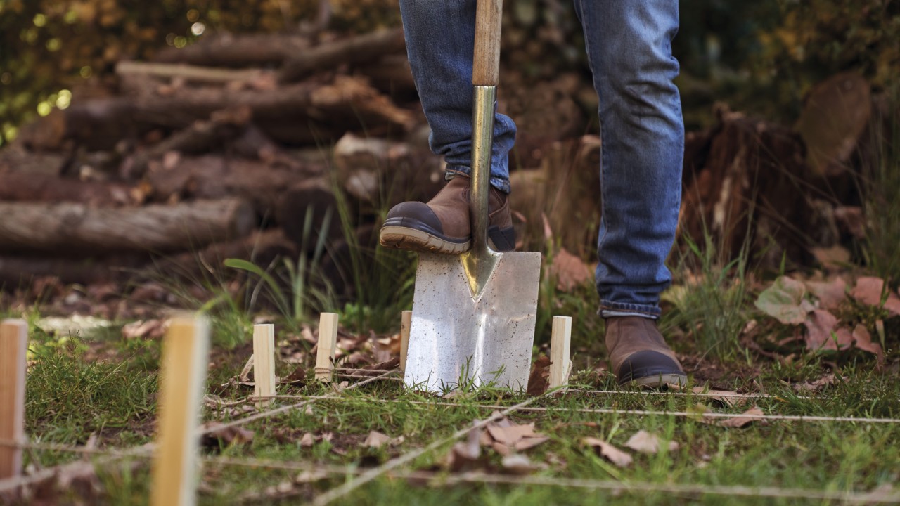 Krok 1: Wykopanie otworów pod fundament wiaty na drewno