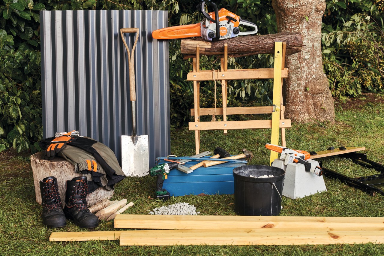 Materiały i narzędzia niezbędne do budowy wiaty drewnianej krok po kroku – pilarka STIHL MSA 140