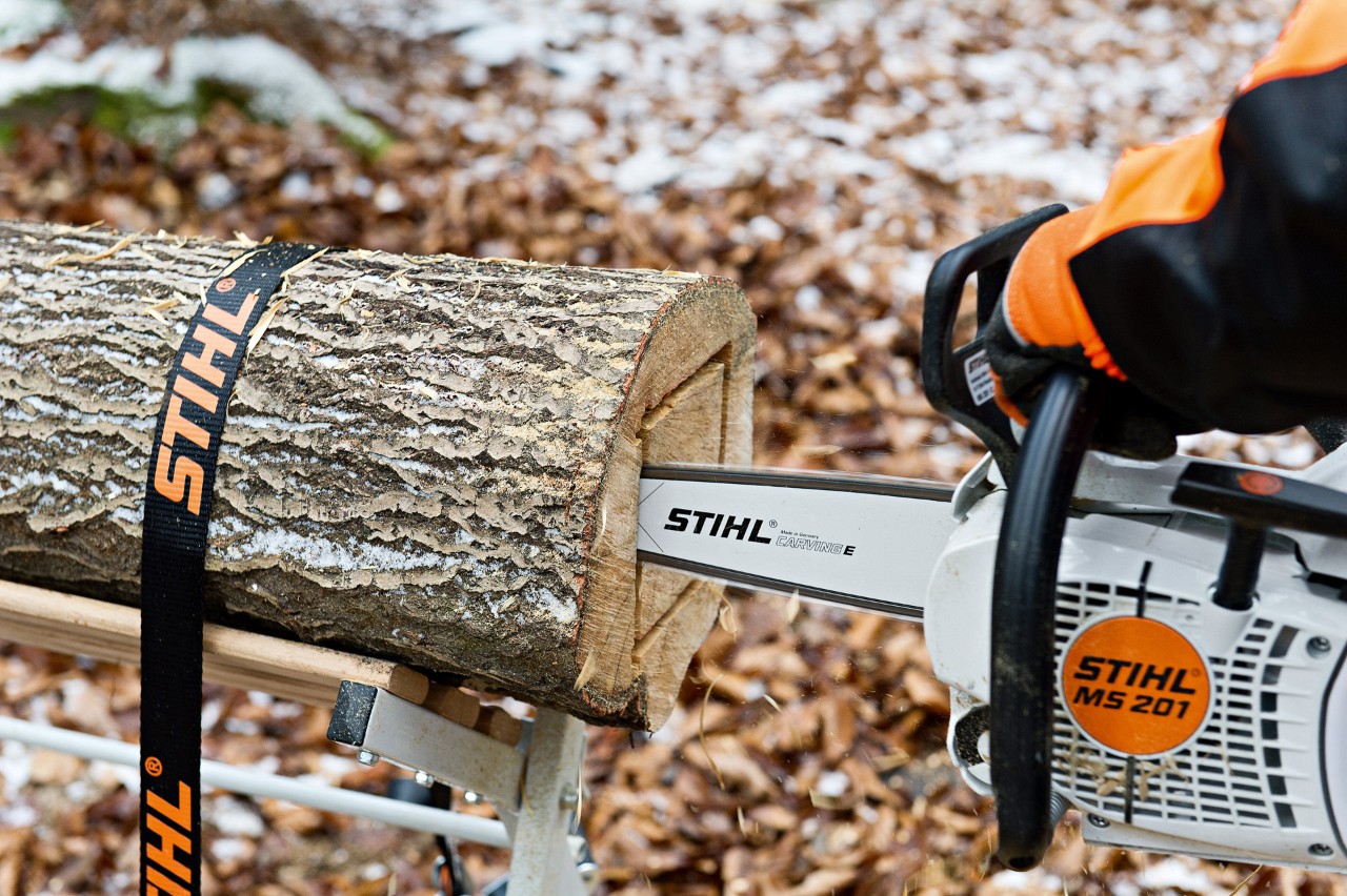 Zamocowany pieniek drążony za pomocą benzynowej pilarki łańcuchowej STIHL MS 201 C-M z M-Tronic