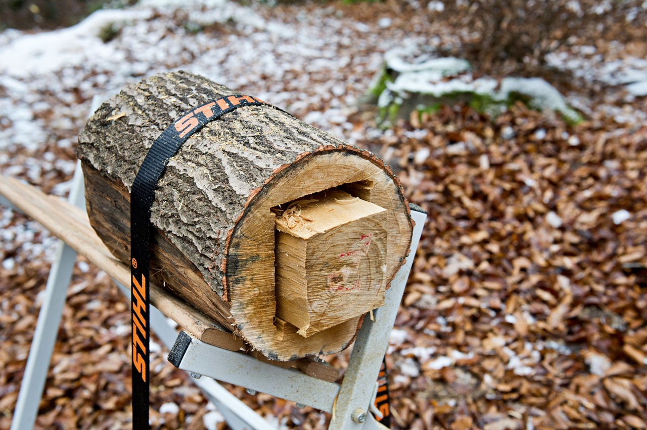 Usuń środkowy element pieńka zamocowanego pasem mocującym STIHL