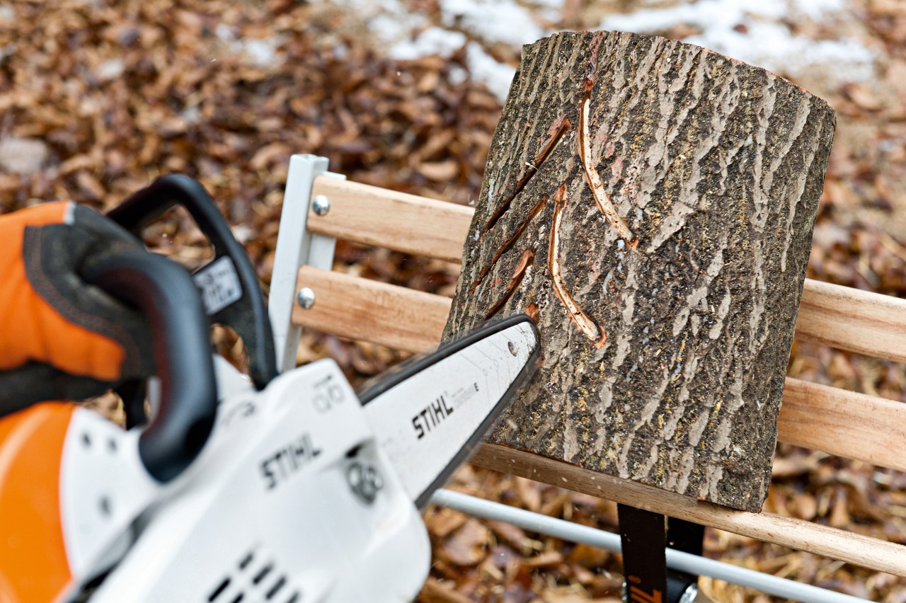 Wycinanie szczelin świetlnych za pomocą benzynowej pilarki łańcuchowej STIHL MS 201 C-M z M-Tronic