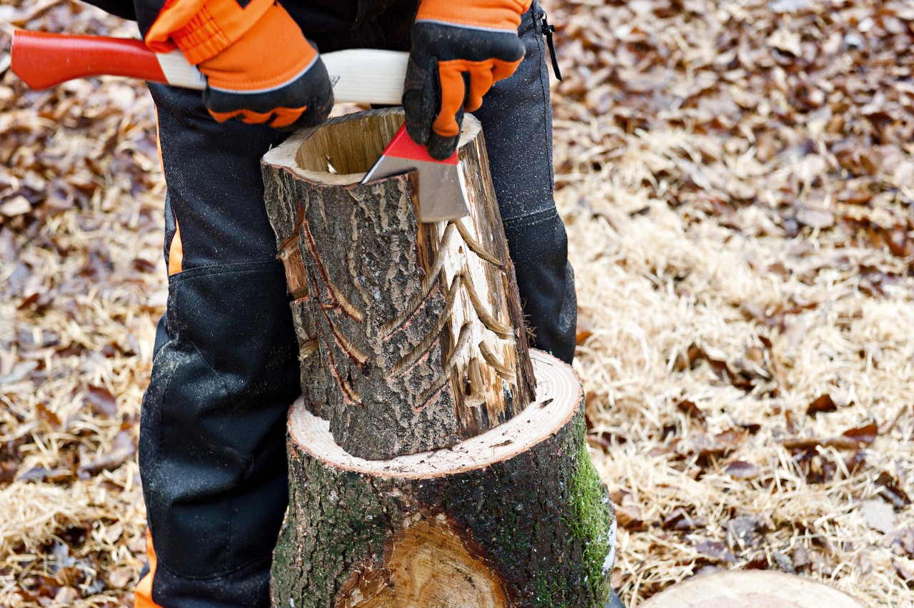 Usuwanie kory z lampionu za pomocą toporka STIHL AX 6