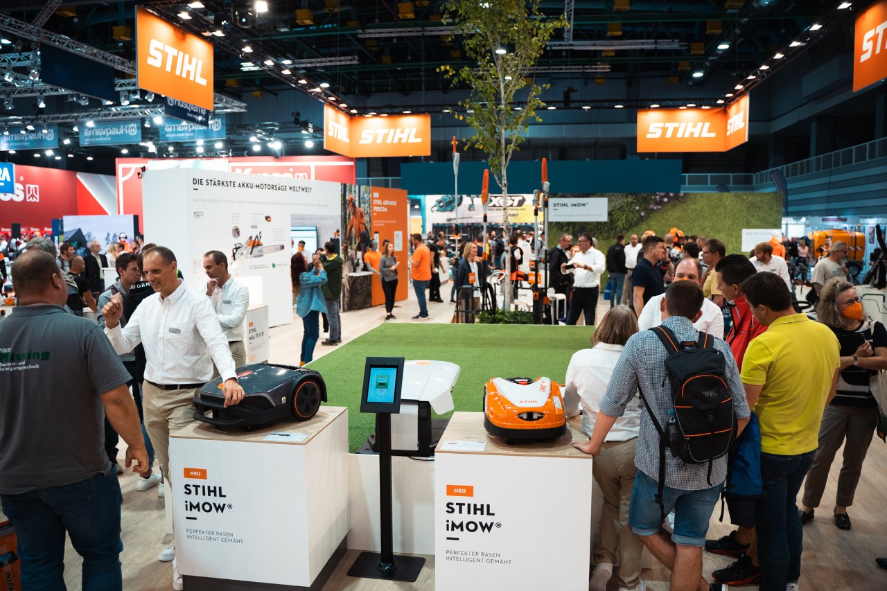 Stoisko targowe STIHL Indoor, m.in. z wystawionymi robotami koszącymi iMOW®