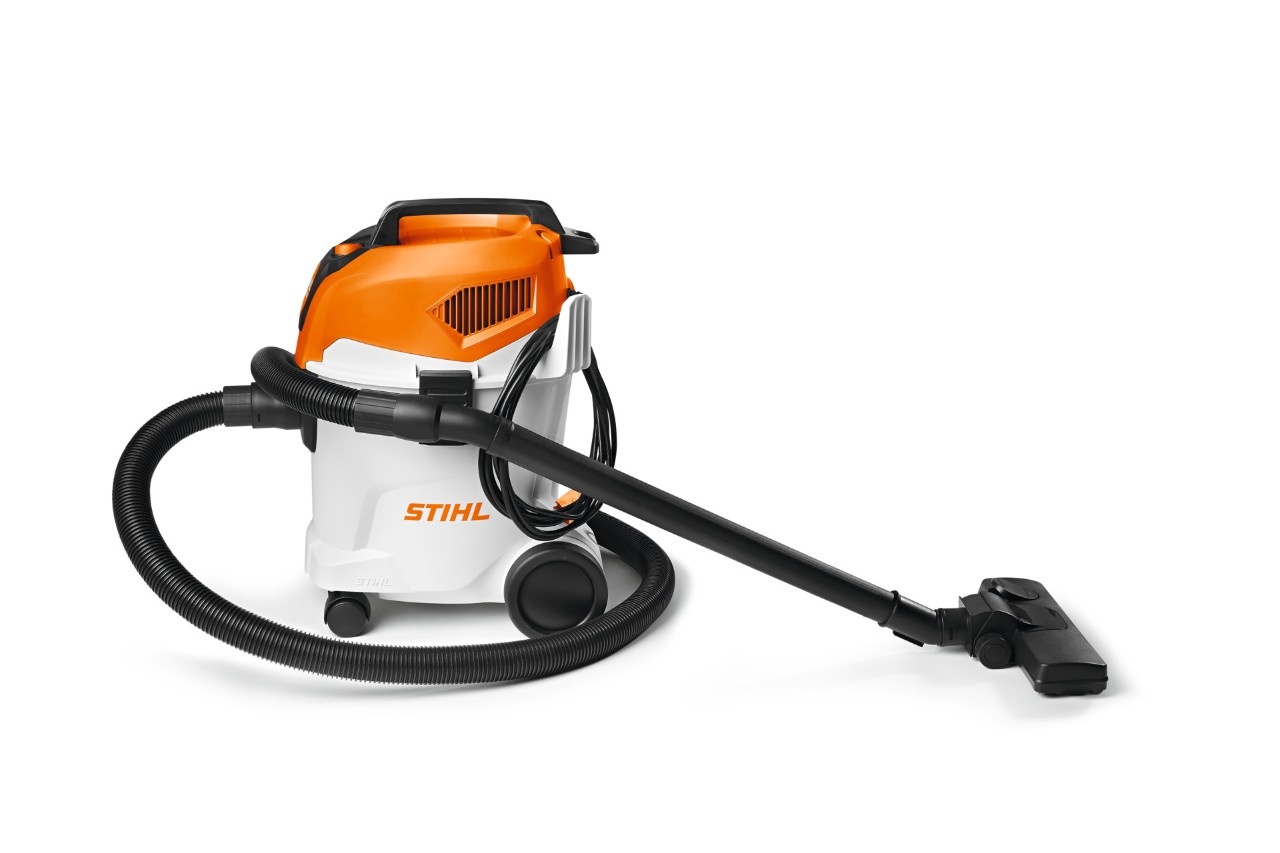 Odkurzacz STIHL SE 33 na białym tle