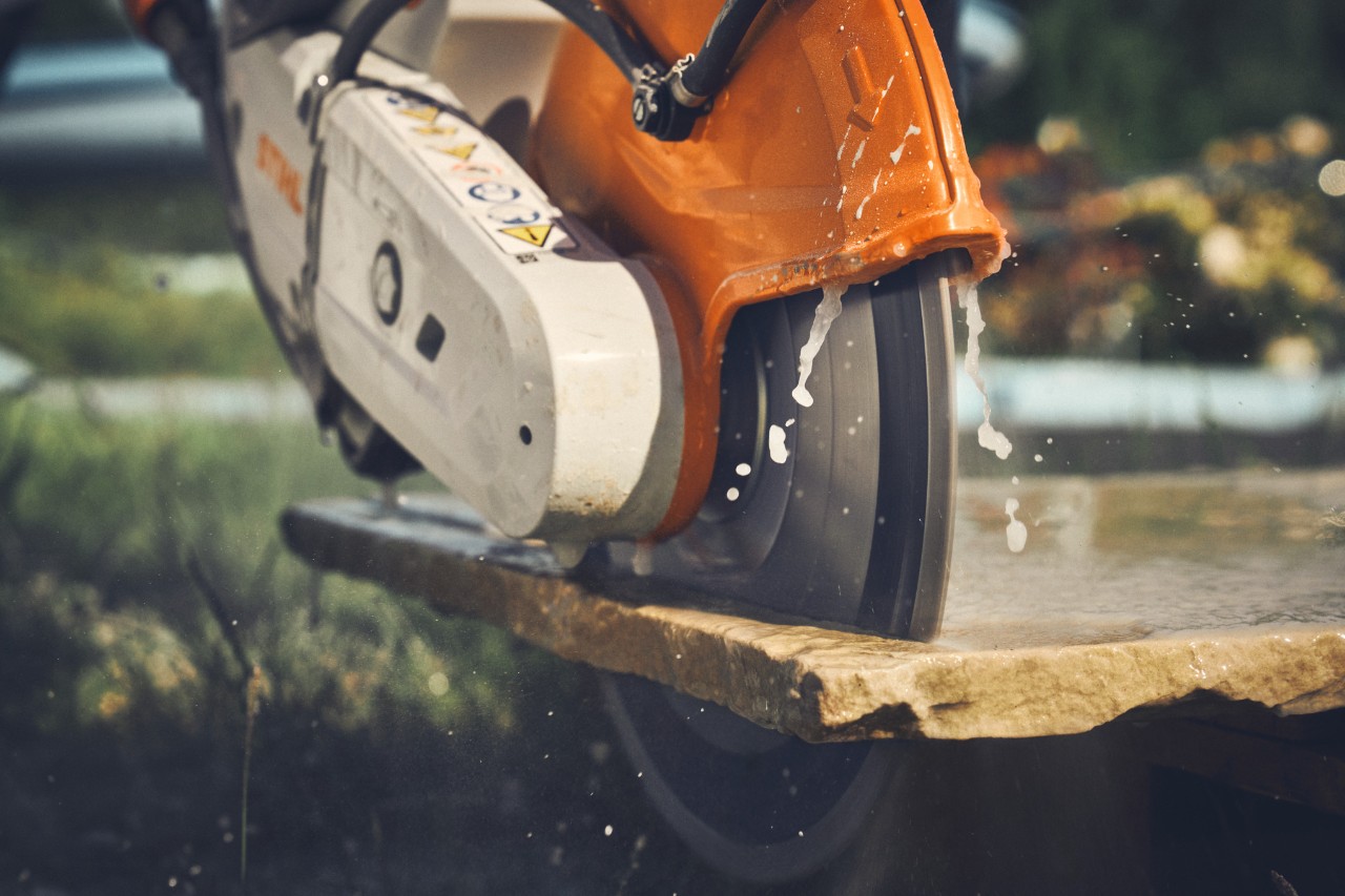 Zbliżenie na cięcie płyt chodnikowych akumulatorową przecinarką STIHL TSA 300