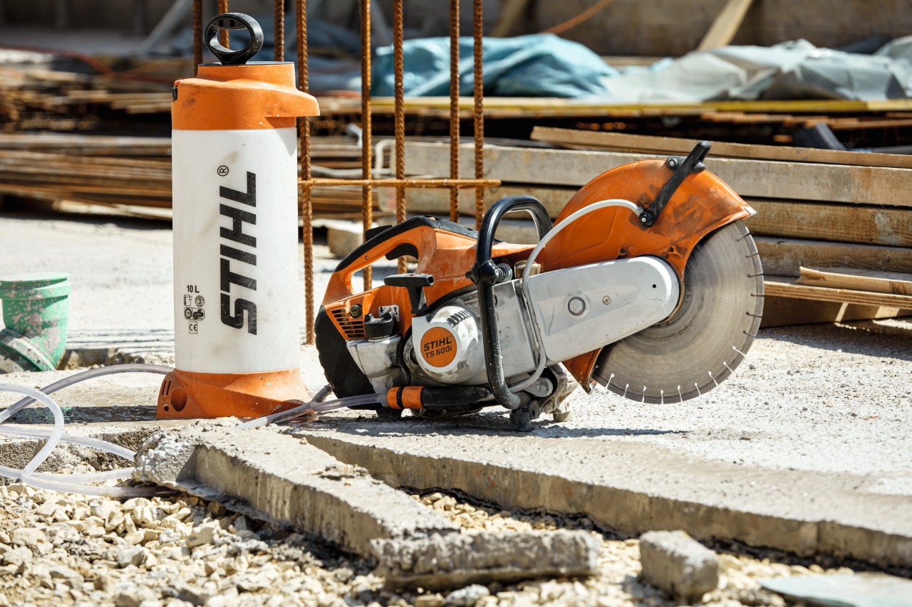 Przecinarka benzynowa STIHL TS 500i na placu budowy