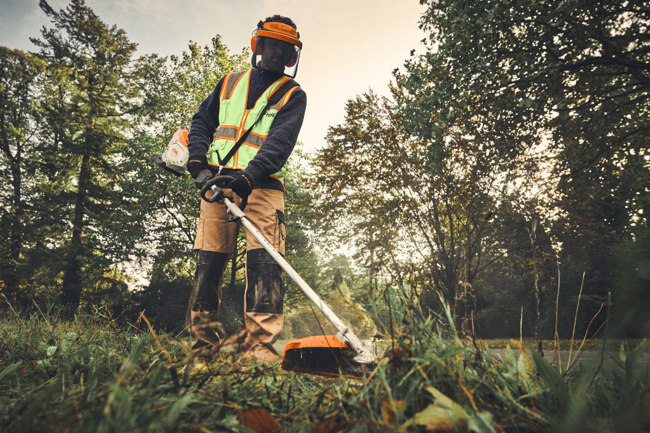 Mężczyzna z urządzeniem wielofunkcyjnym STIHL KMA 200 R z FS-KM