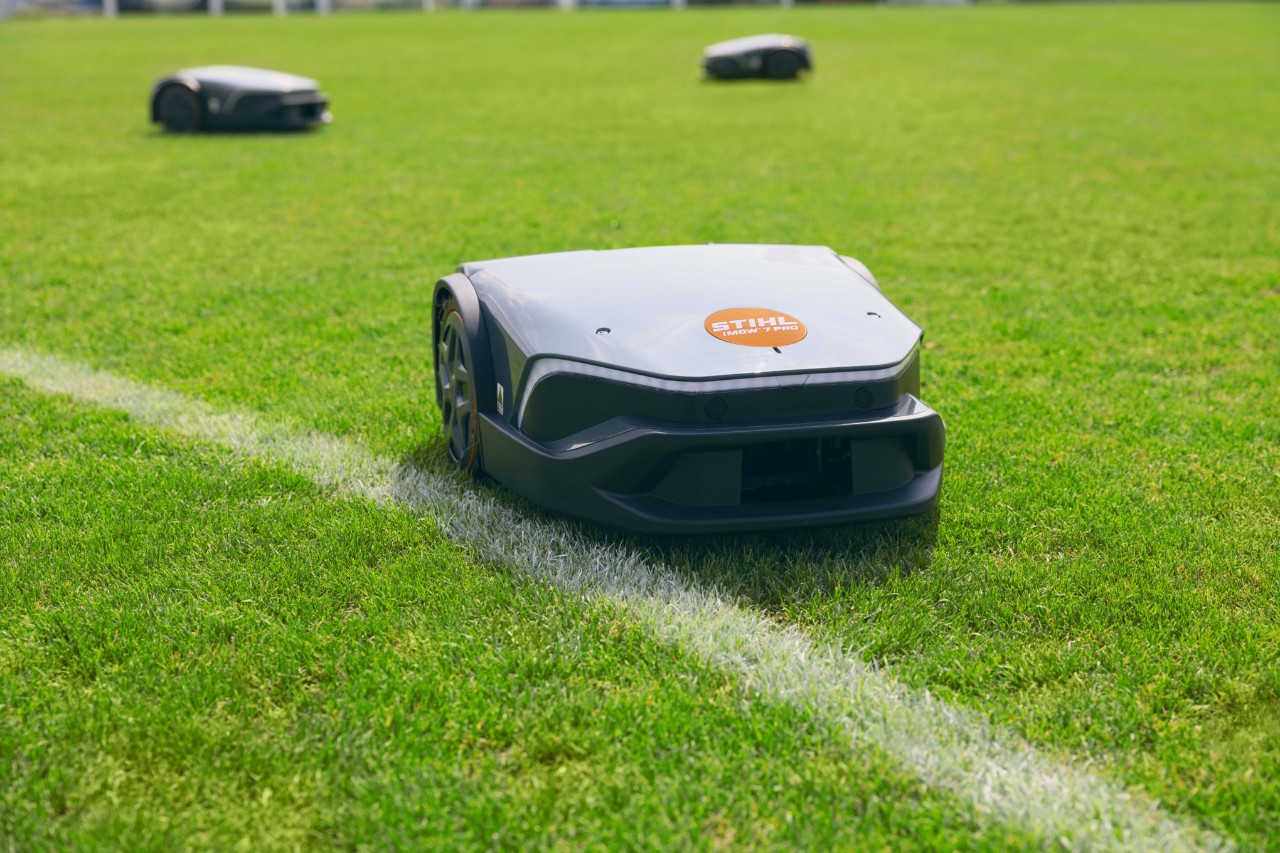 Trzy iMOW® 7 Pro na boisku sportowym