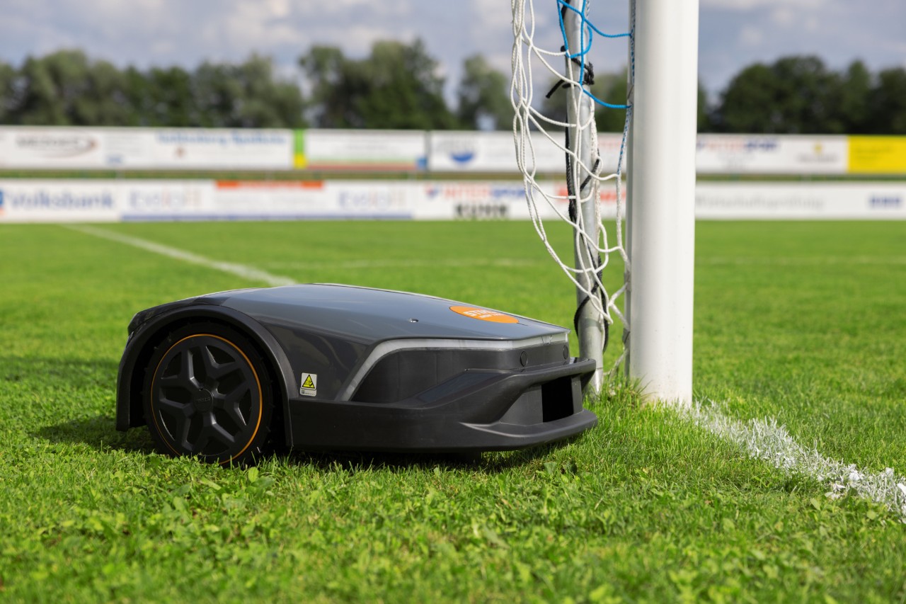 iMOW® 7 Pro na boisku sportowym