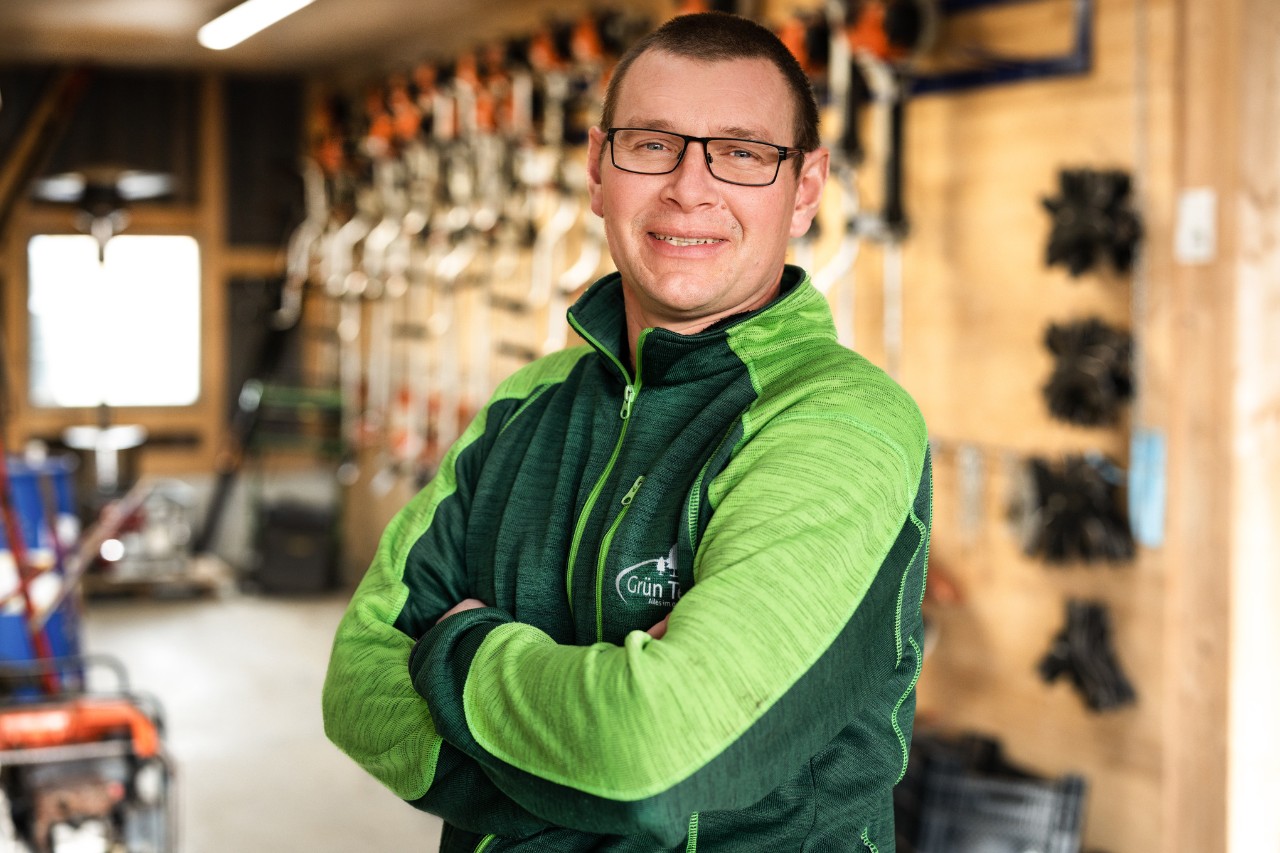 Mężczyzna zadowolony z aplikacji STIHL connected App