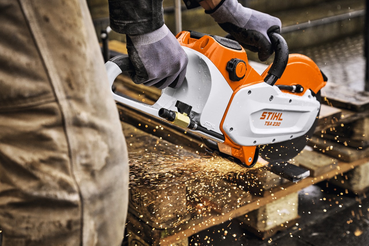 Cięcie metalu za pomocą urządzenia TSA 230 i akumulatora STIHL ALLPRO 300.0 P(C)