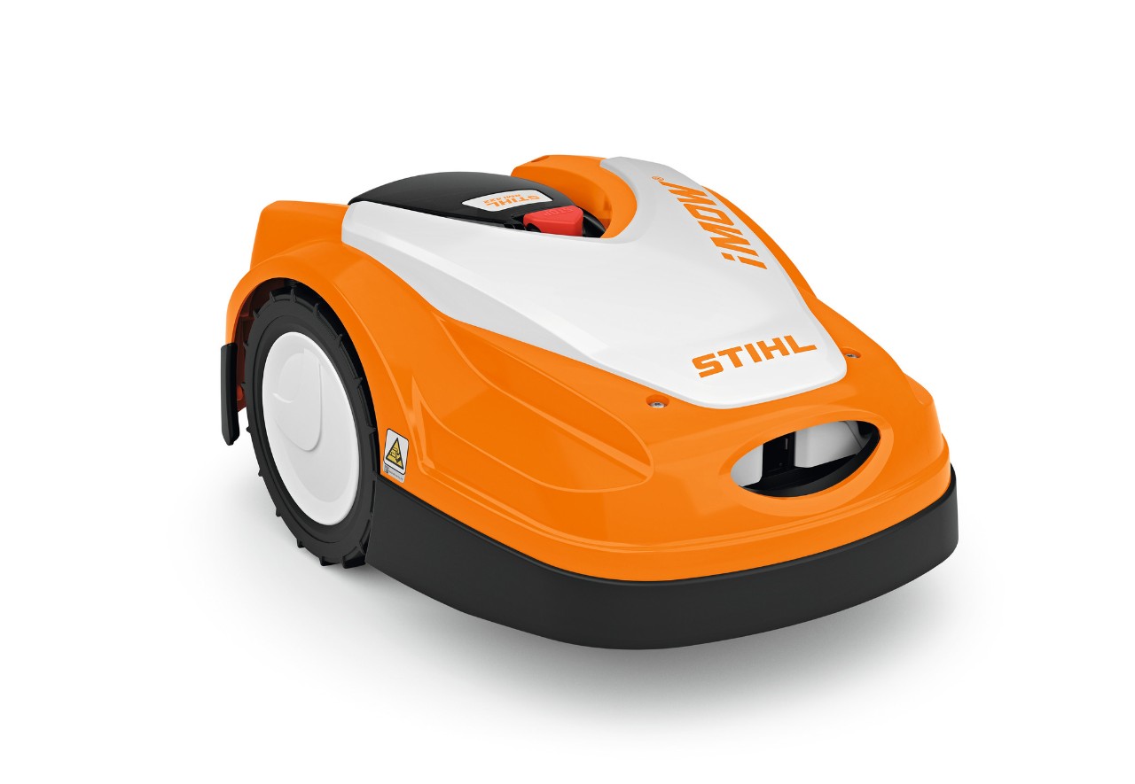 STIHL iMOW RMI 422 kosi trawę w ogrodzie przy małym murku z kamienia