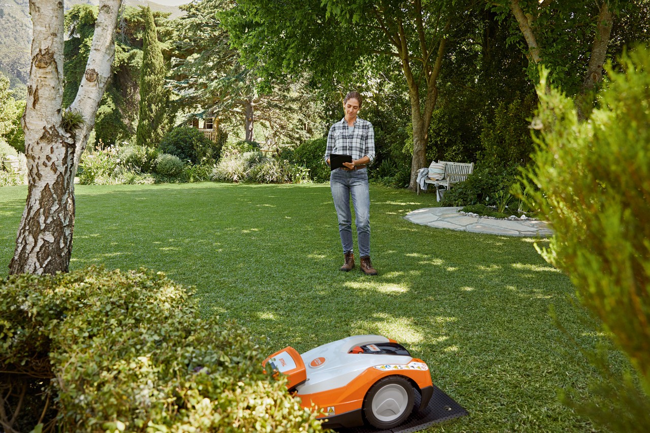 Robot koszący STIHL iMOW® 522 obsługiwany przez tablet