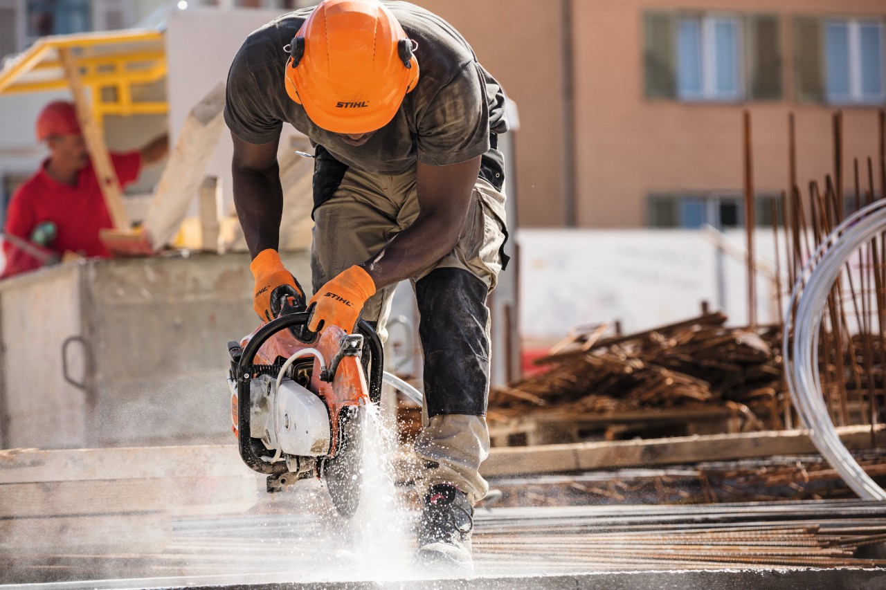 Mężczyzna w wyposażeniu ochronnym pracuje z przecinarką STIHL MS 500i